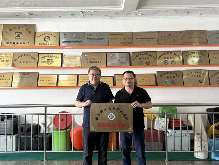 Die Ruitang -Technologie hat sich den Händen mit dem Zhejiang Normal University Xingzhi College angeschlossen, um gemeinsam eine praktische Bildungsbasis aufzubauen und ein neues Kapitel zur Integration von Industrie und Bildung zu eröffnen